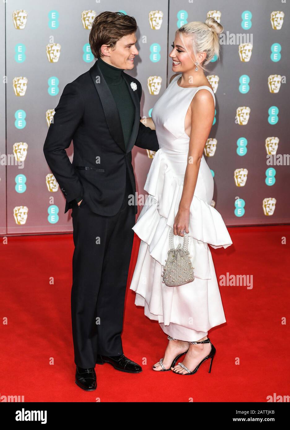 Oliver Cheshire et Pixie Lott ont assisté aux British Academy Film Awards au Royal Albert Hall de Londres. Banque D'Images