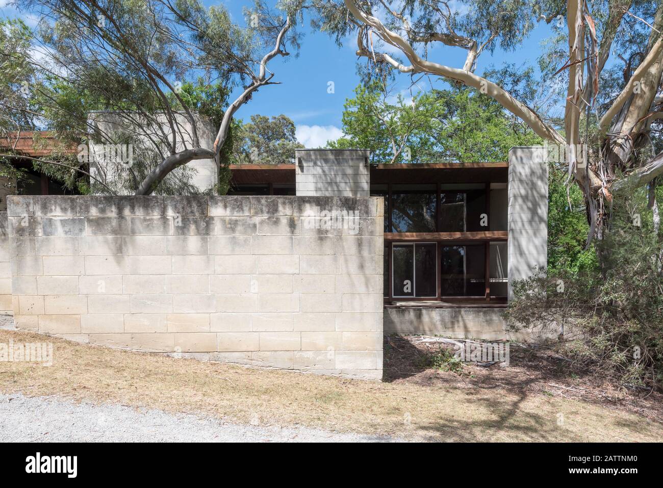 Heide II est un bâtiment moderne de 1964 en calcaire blanc qui est l'un des quatre bâtiments principaux sur le site du musée d'art Moderne Heide Banque D'Images