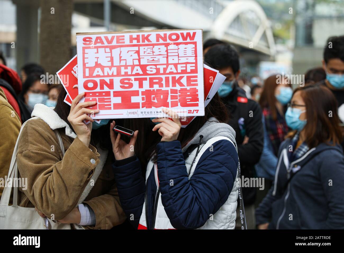 Hong Kong 5 février 2020 l'Alliance Des Employés de l'Administration hospitalière (HAEA), aux côtés d'autres syndicats et législateurs, s'est réunie en dehors des bureaux du gouvernement central de l'Amirauté pour demander la diaglog avec Carrie Lam, le directeur général de Hong Kong. La HAEA a commencé à faire grève lundi 3 février et à s'élever à moins que Carrie Lam n'accepte de fermer toutes les frontières avec la Chine continentale dans le but de réduire le risque de propagation du Coronavirus à Hong Kong. Crédit: David Coulson/Alay Live News Banque D'Images