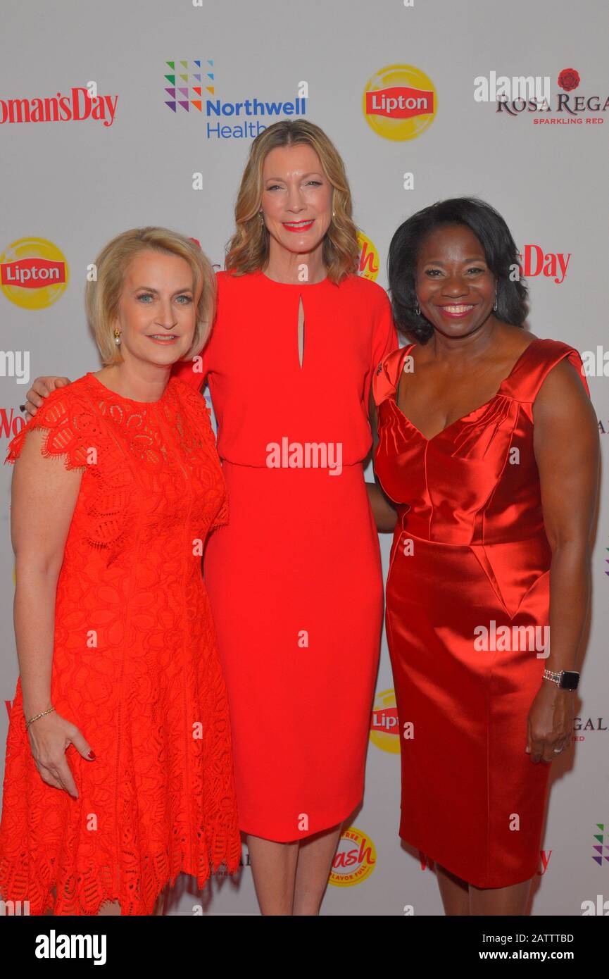 New YORK, NY - LE 04 FÉVRIER : Jennifer H. Miernes, Susan Spencer et Dr Stacey E. Rosen assistent à la Journée de la femme pour célébrer les 17 Prix annuels de la robe rouge Banque D'Images