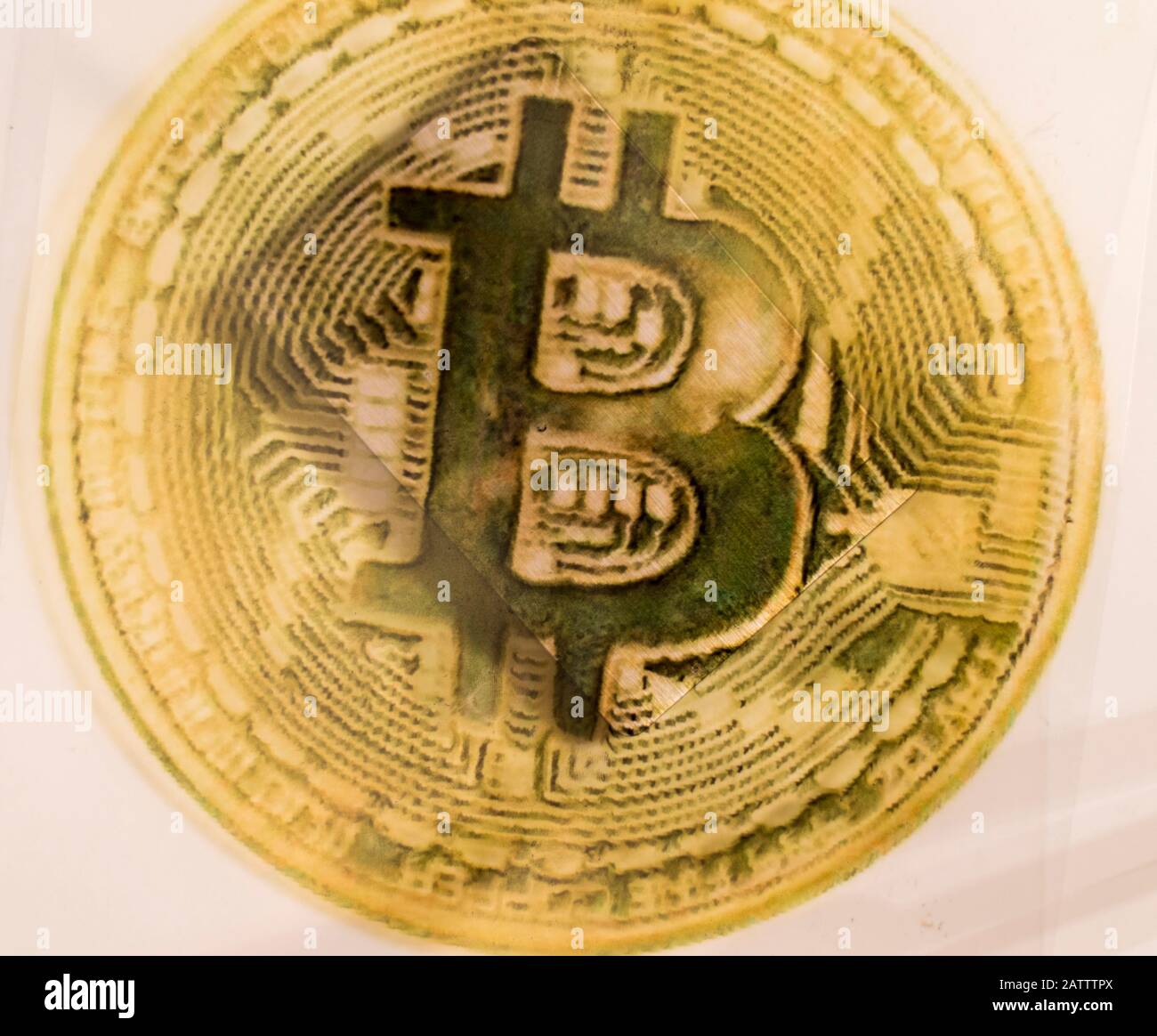 Le signe de crypto-monnaie Bitcoin et un périphérique de stockage de données externe se trouvent sur la même surface. La composition met l'accent sur l'argent donné. Russie. Banque D'Images