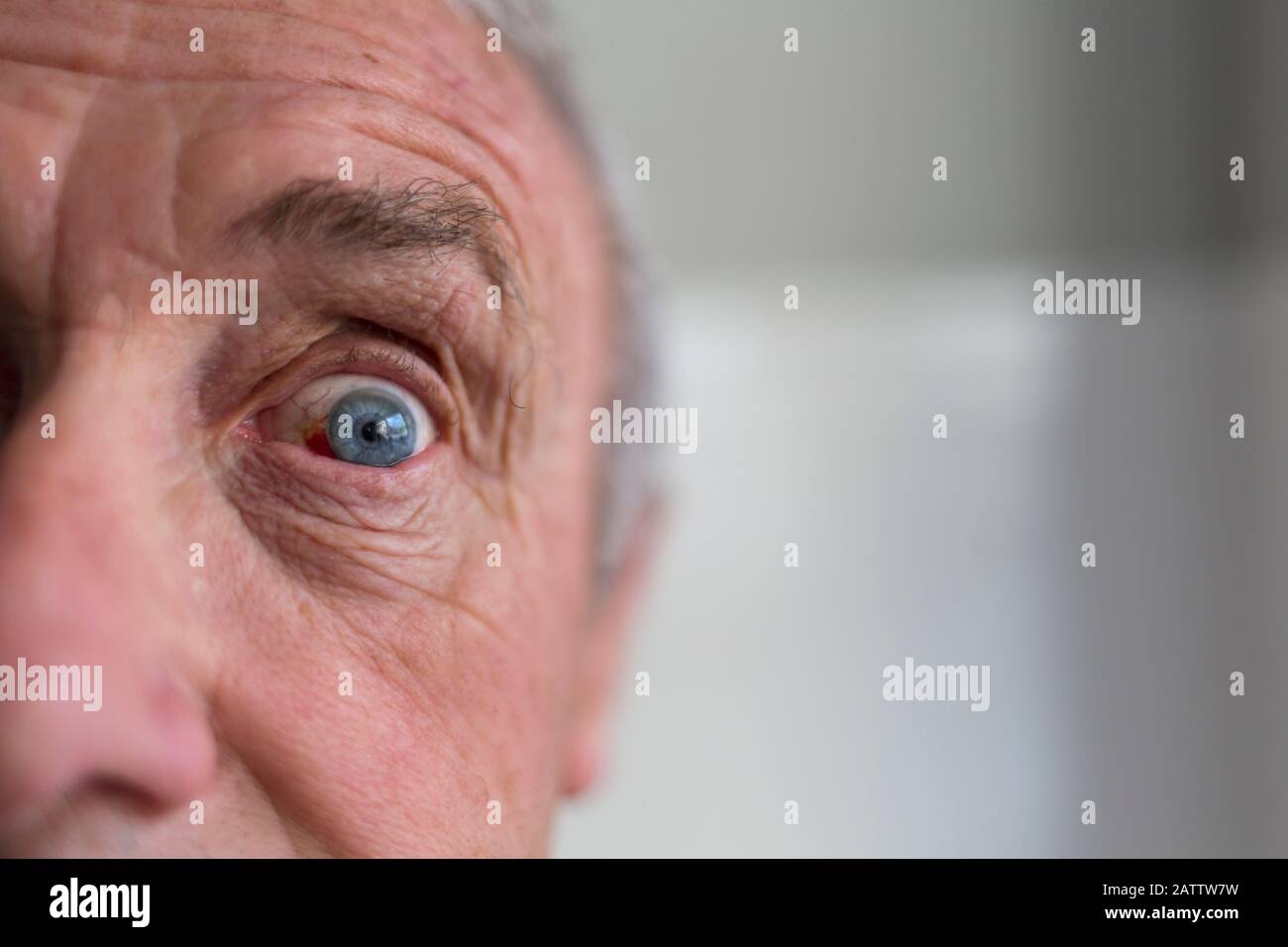 L’œil d’un homme s’est ouvert à grande surprise. Banque D'Images