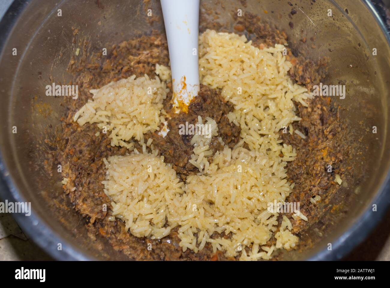 Alimentation saine, régime, concept végétalien source de protéines. Cru de légumineuses mélangeant (carottes, lentilles rouges, poivre, pomme de terre, riz). Vue de dessus. Banque D'Images