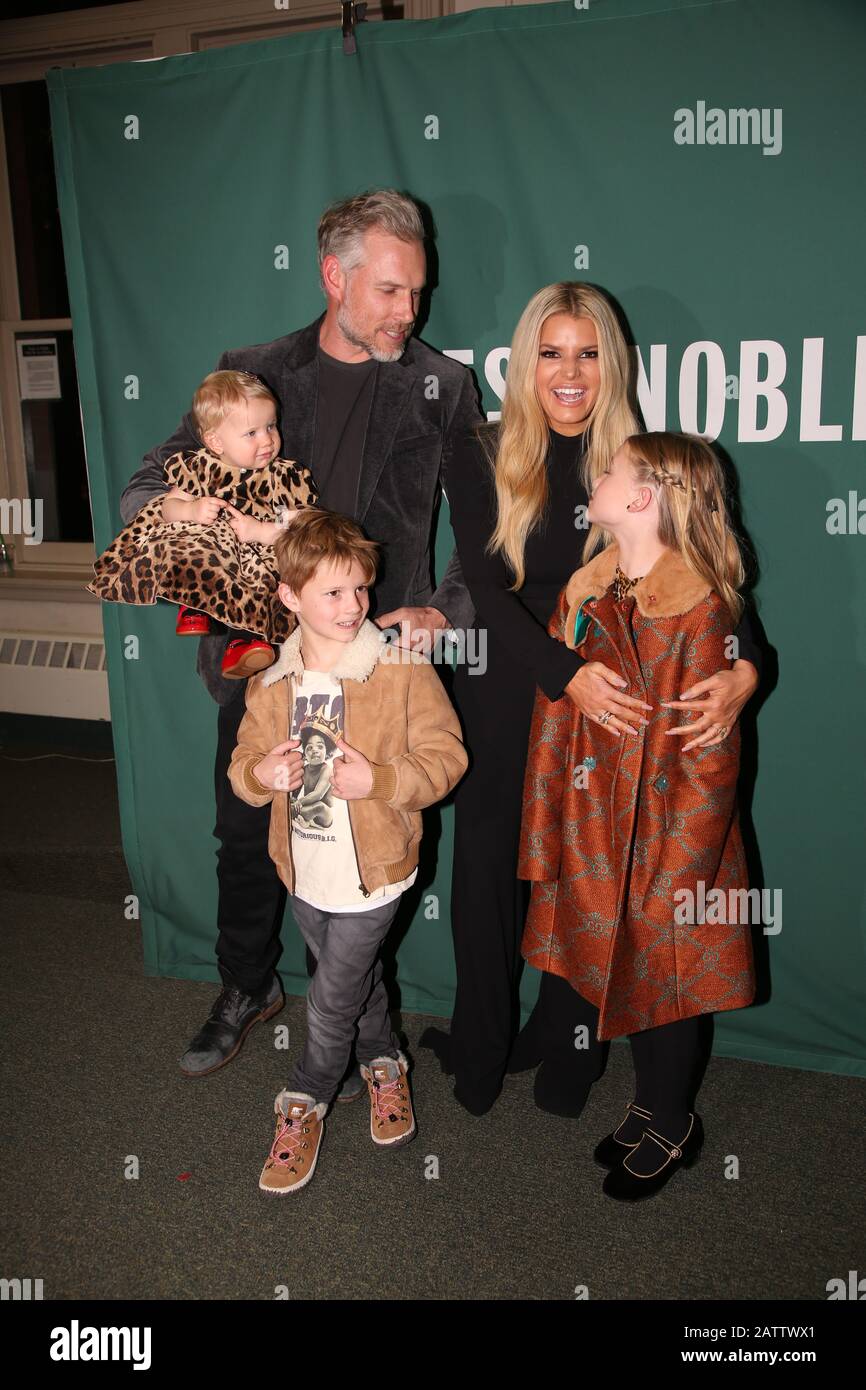 New YORK, NY - 04 FÉVRIER : Eric Johnson, Jessica Simpson, Birdie Mae Johnson, Ace Knute Johnson et Maxwell Drew Johnson posent à Barnes & Noble Union Banque D'Images