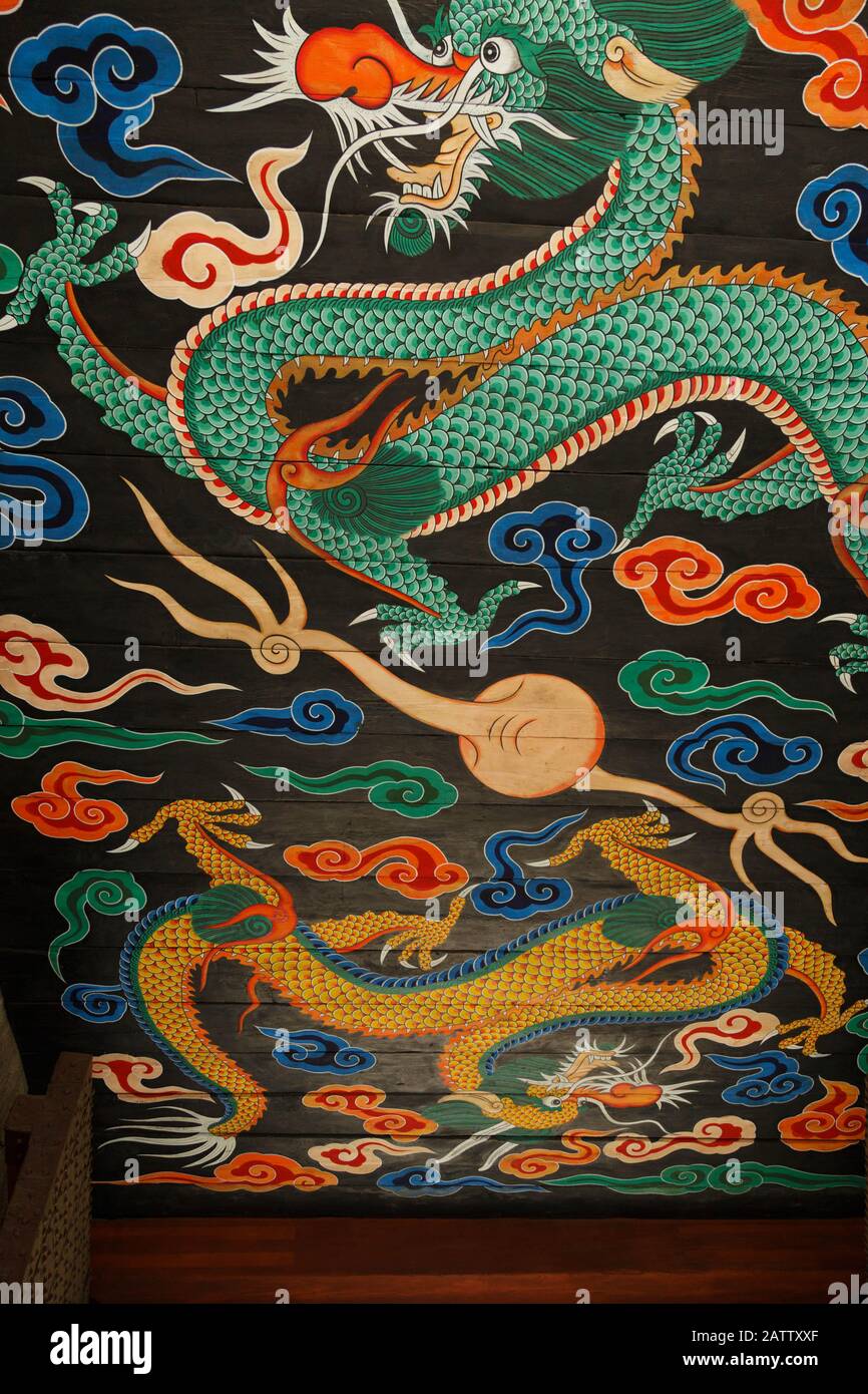 Le plafond de Namdaemun (Great Souther Gate) peint avec un motif dragon. C'est l'une des huit portes du mur de la forteresse de Séoul, en Corée du Sud. Banque D'Images