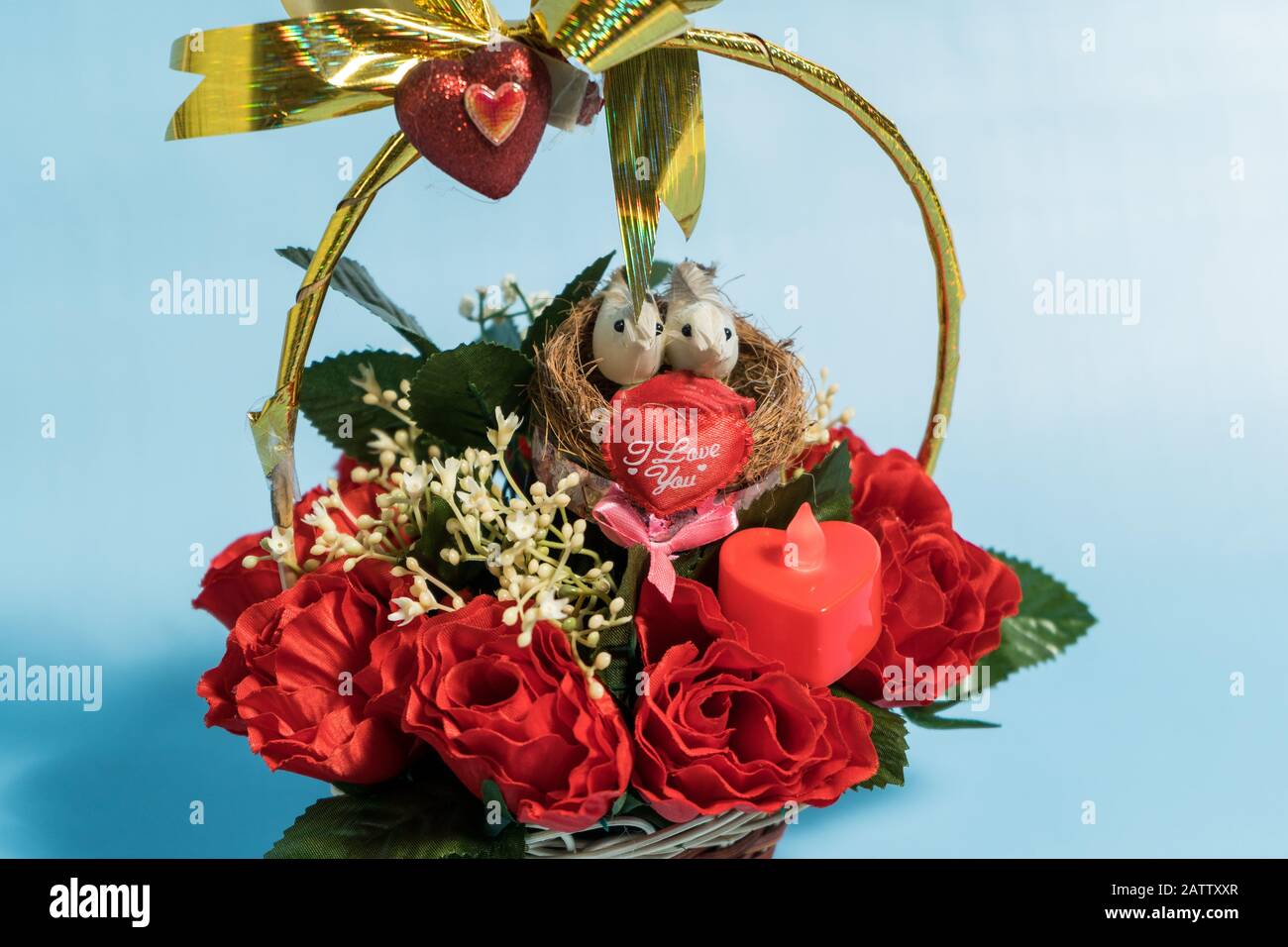 Panier avec un bouquet de roses colorées isolated over white Banque D'Images