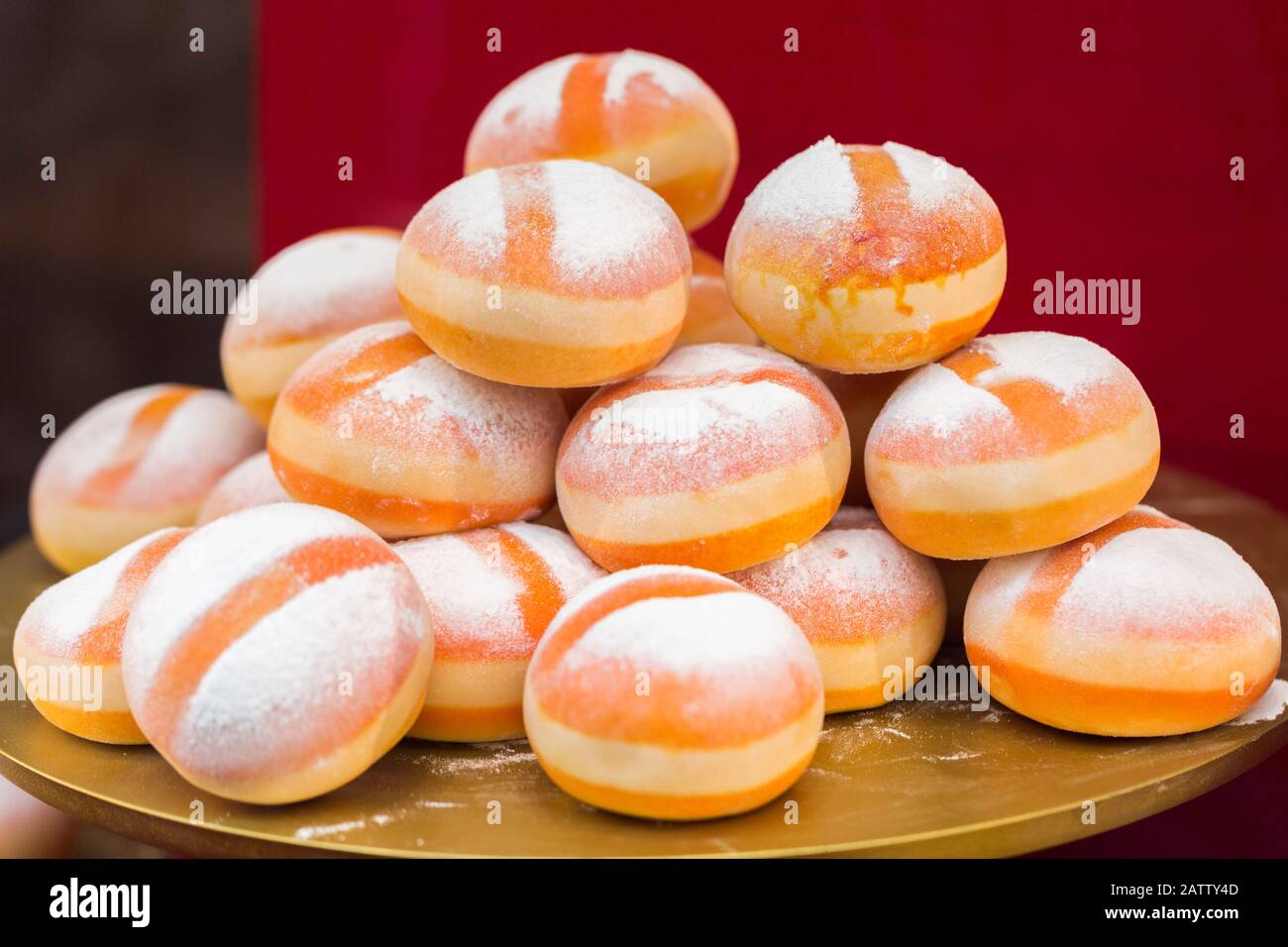 Une pile / pyramide de Krapfen de petite taille (appelé Puppenkrafen - une sorte de donut). Spécialité autrichienne. Appelé Berliner dans le nord de l'Allemagne. Banque D'Images