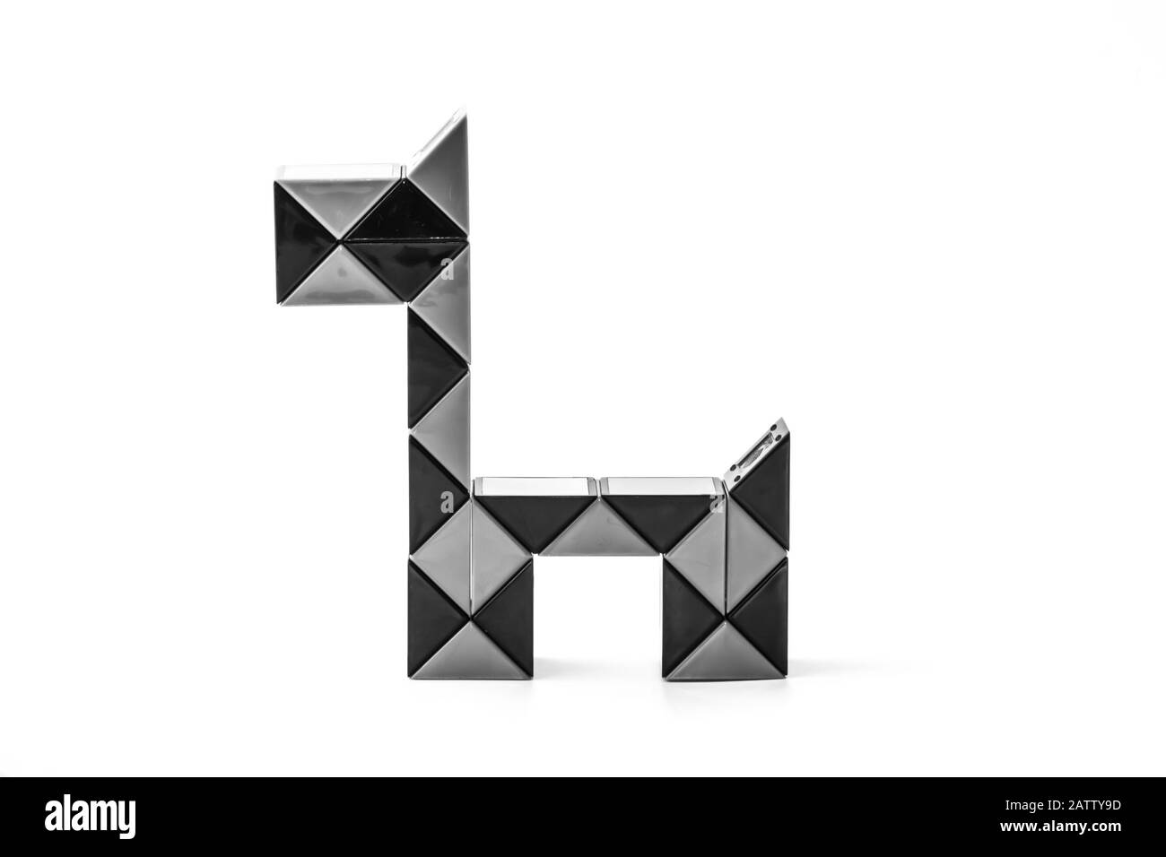 Puzzle coloré en forme de chien sur fond blanc. Photo WB. Banque D'Images