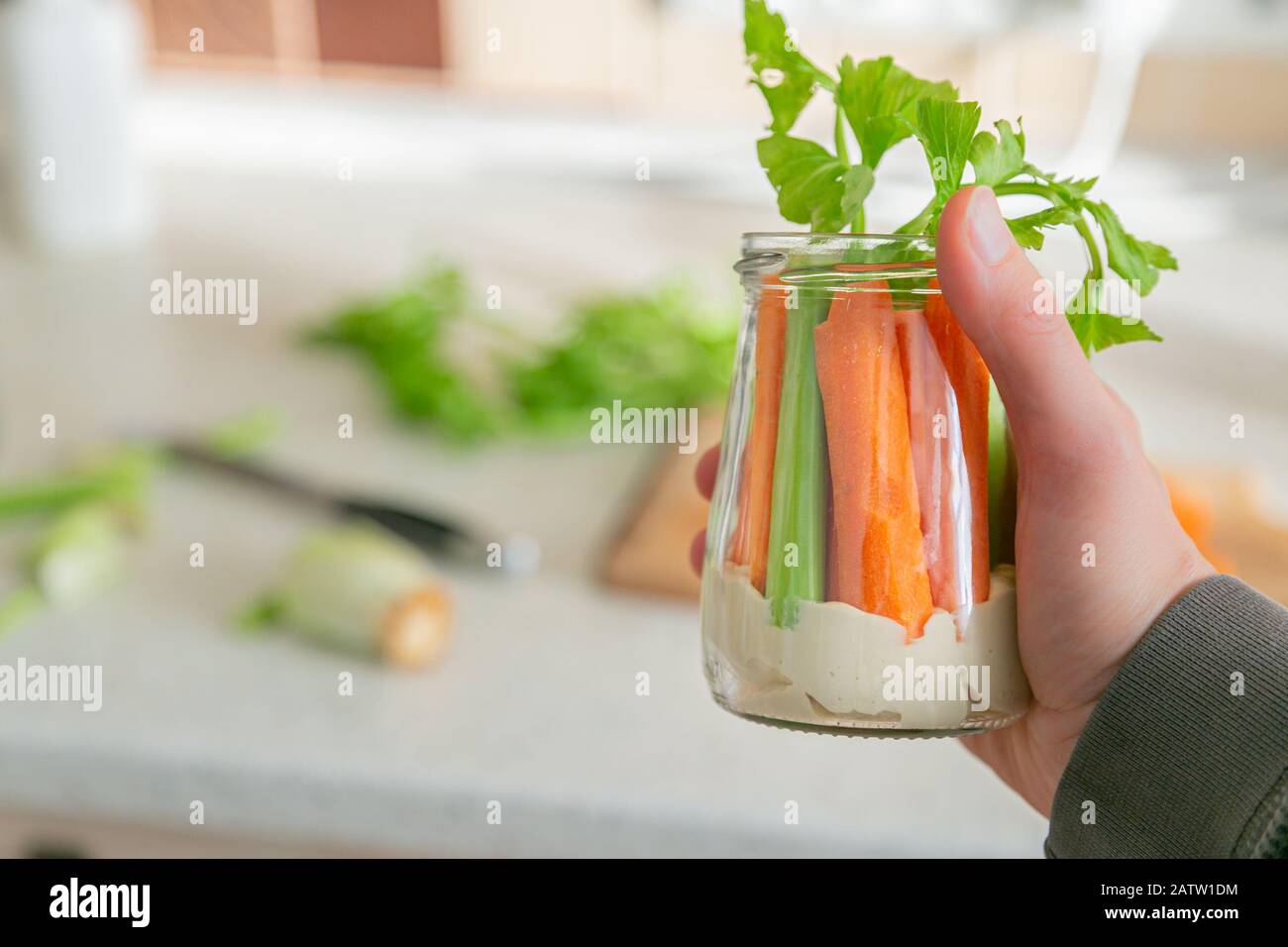 Casse-croûte zéro déchet - houmous avec carotte et cilantro Banque D'Images