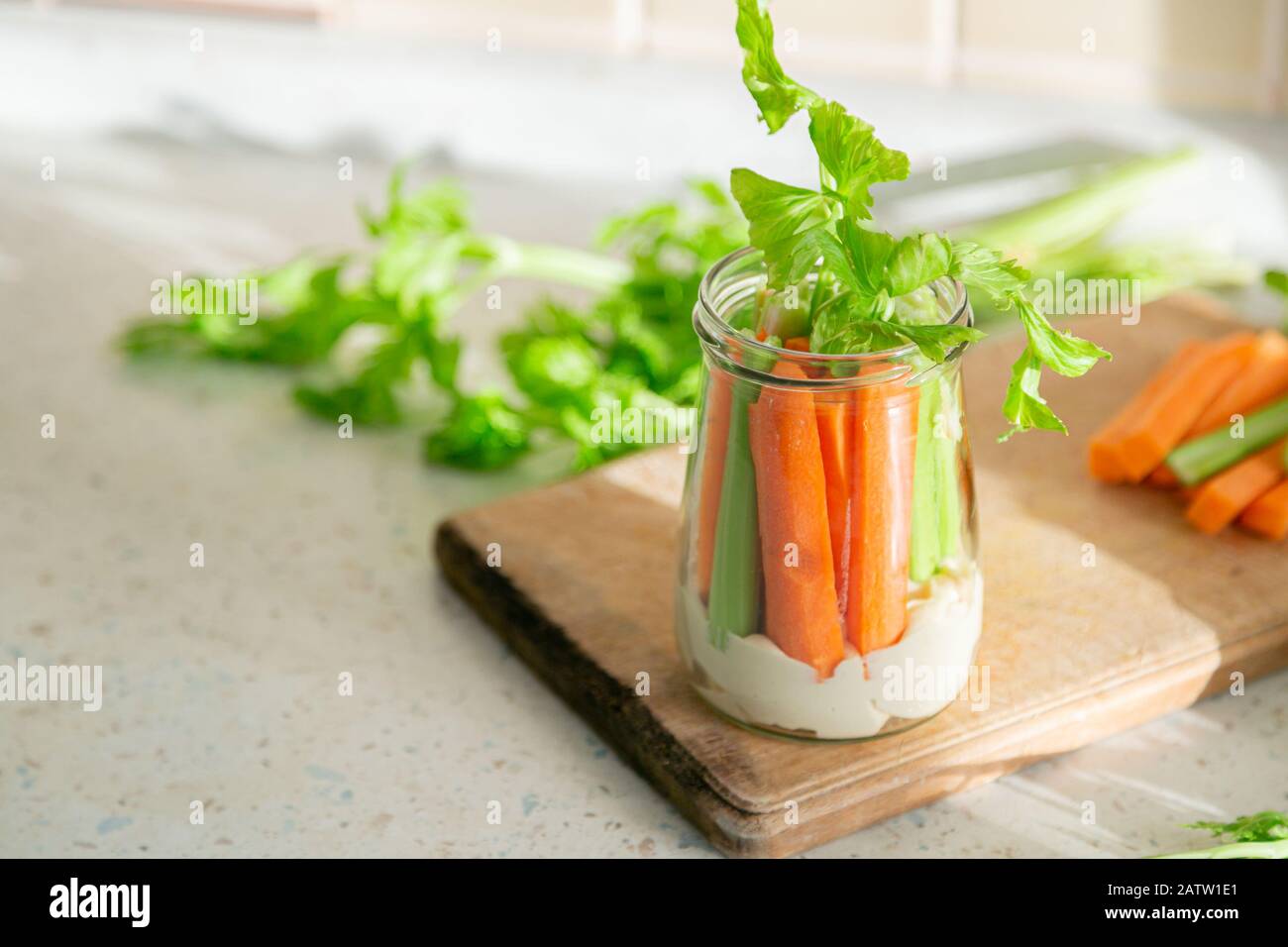 Casse-croûte zéro déchet - houmous avec carotte et cilantro Banque D'Images