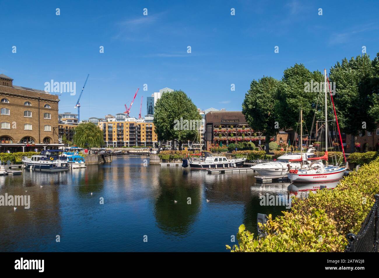 Londres, Royaume-Uni - 01 août 2018 : le pub et restaurant Dickens Inn de St Katharine Dock est une ancienne brasserie du XVIIIe siècle, redécorée et reconstruite Banque D'Images