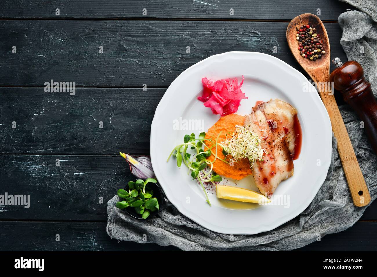 Filet de poisson cuit au four avec purée de patates douces. Dans la plaque. Vue de dessus. Espace libre pour votre texte. Style rustique. Banque D'Images