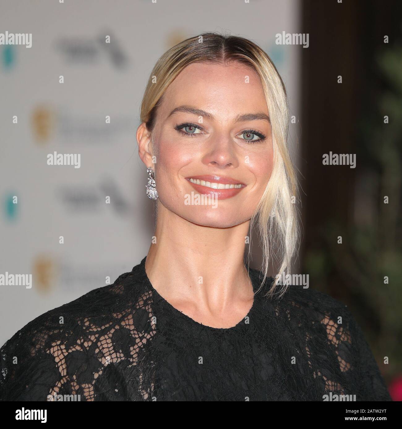 L'actrice australienne Margot Robbie assiste au dîner après-parti EE BAFTA au Grosvenor House Hotel à Londres, au Royaume-Uni Banque D'Images