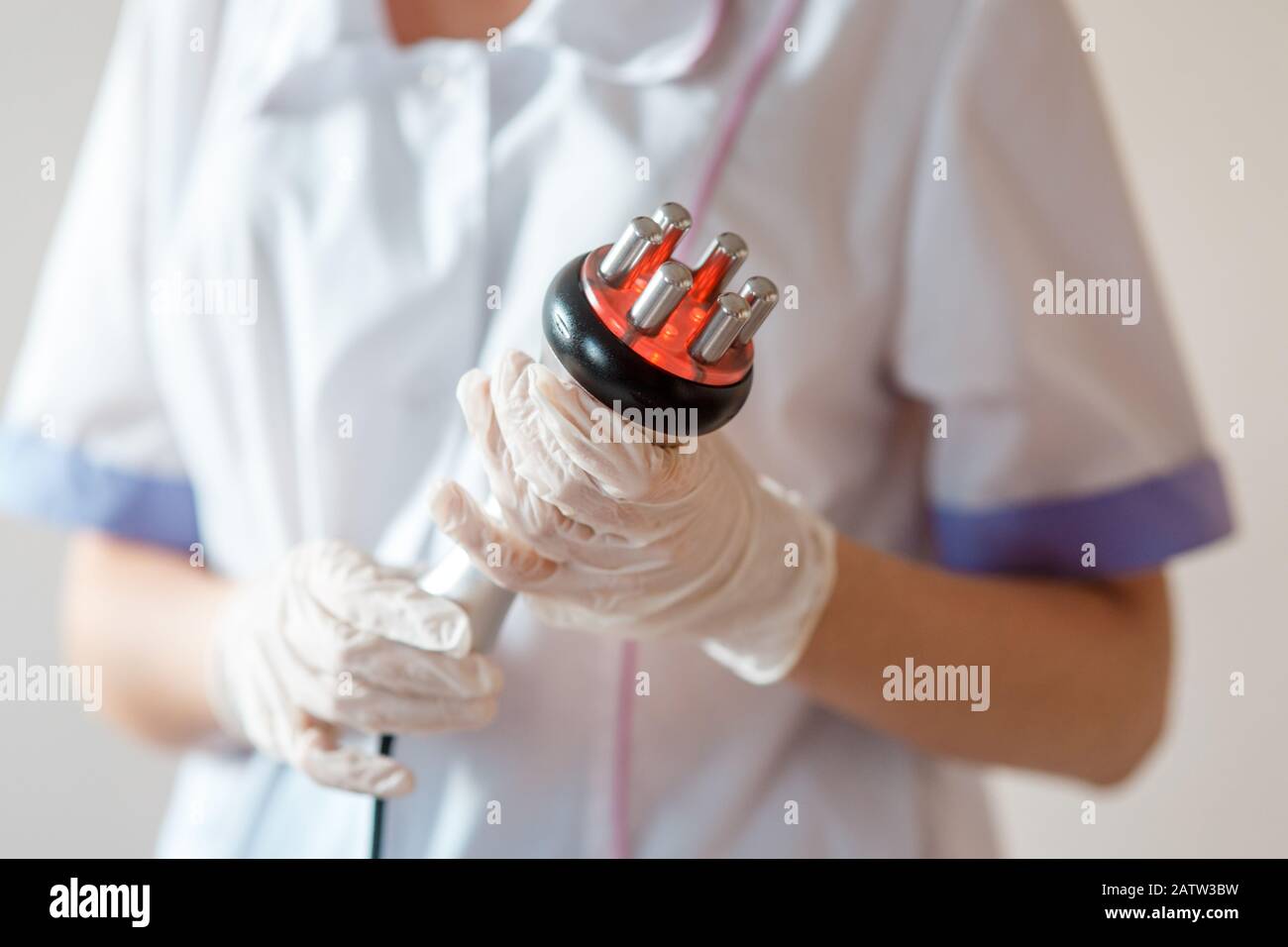 Cosmétologie matérielles. Photo de jeune femme aux yeux clos s'rf procédure de levage dans un salon de beauté Banque D'Images