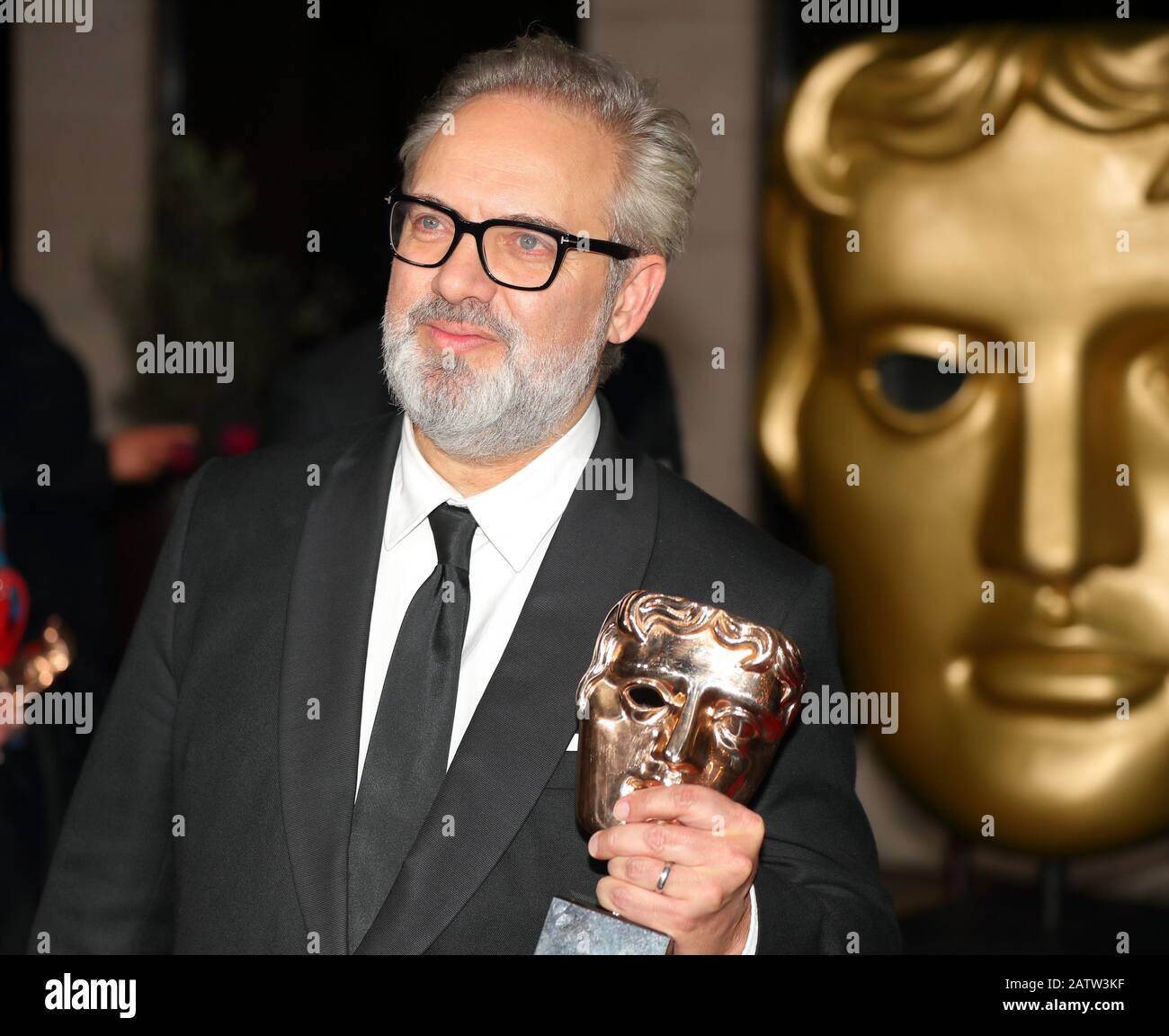 Le réalisateur Sam Mendes avec son prix lors du dîner après-fête EE BAFTA au Grosvenor House Hotel à Londres, au Royaume-Uni Banque D'Images