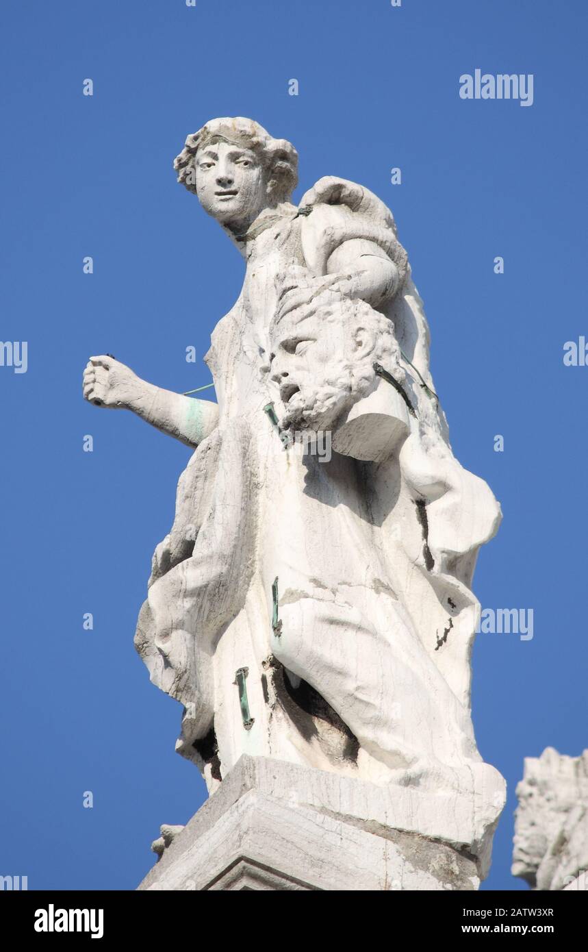 Angel statue trônant au sommet de la cathédrale Santa Maria della Salute à Venise, Italie Banque D'Images Angel statue trônant au sommet de la cathédrale Santa Maria della Salute à Venise, Italie Banque D'Images