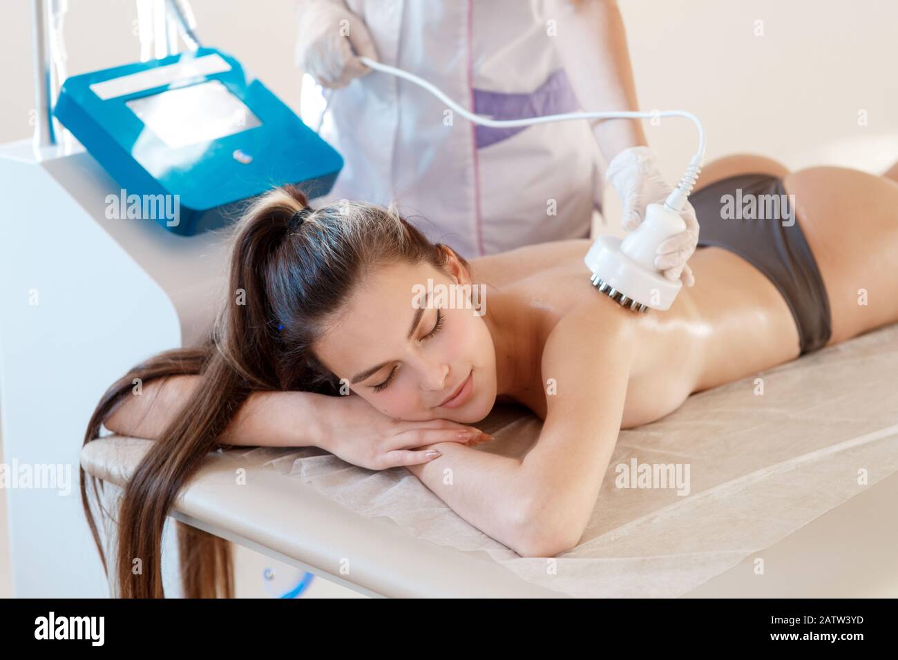 Cosmétologie matérielles. Photo de jeune femme aux yeux clos s'rf procédure de levage dans un salon de beauté Banque D'Images