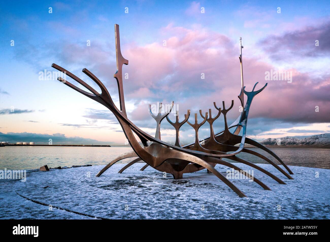 Reykjavik, Islande. - 17 janvier 2020 : le Sun Voyager, une sculpture moderne de Jon Gunnar Arnason, d'un navire viking. Coucher De Soleil À Reykjavik, Islande. Banque D'Images