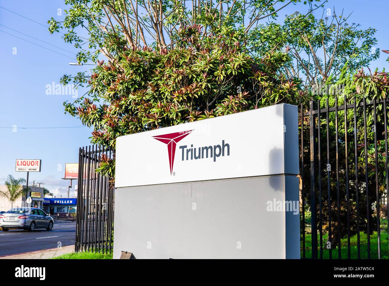8 décembre 2019 Hawthorne / CA / USA - Triumph Group signe à leur installation dans le comté de Los Angeles; Triumph Group, Inc. Est un fournisseur international d'aer Banque D'Images