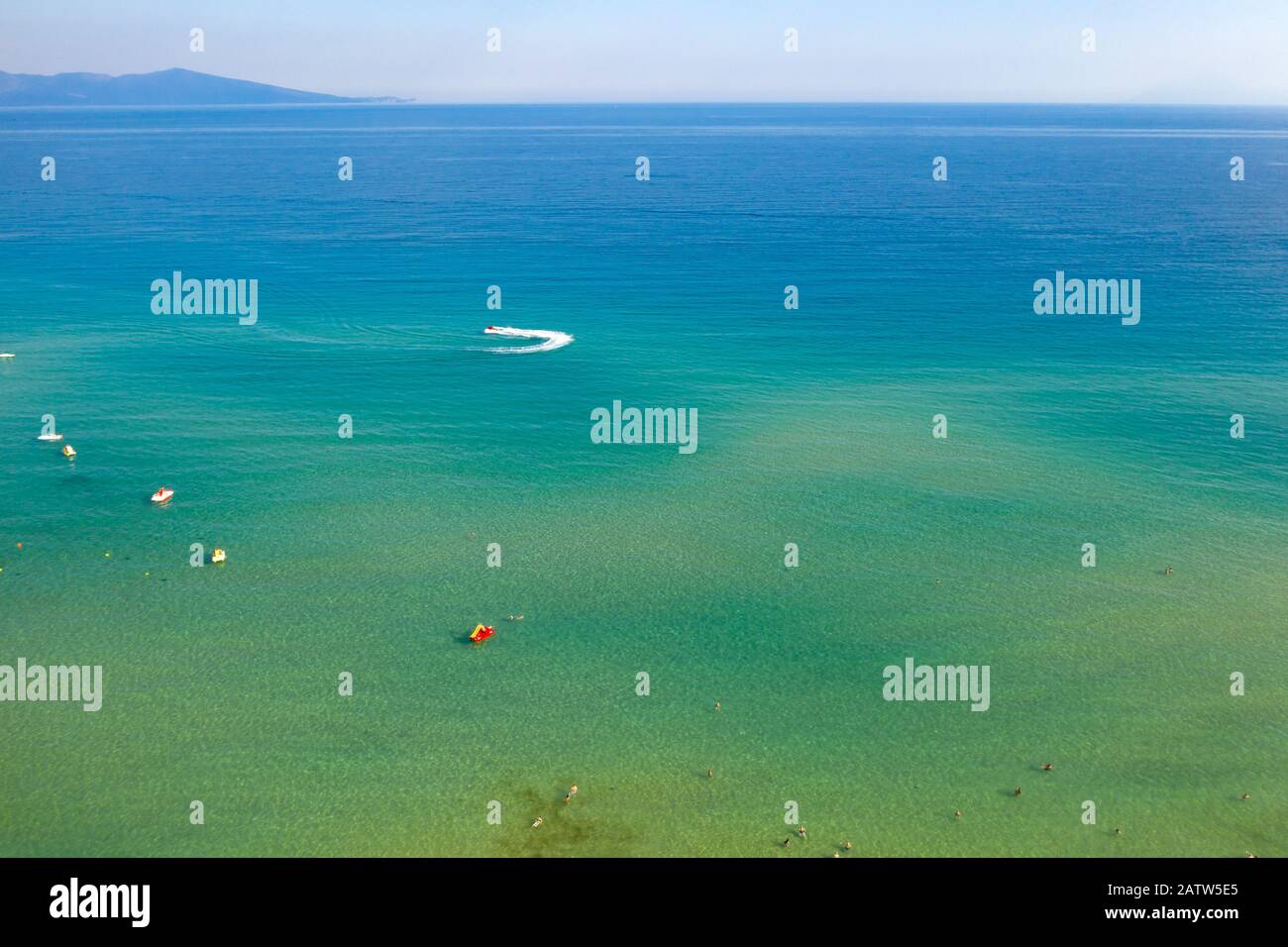 Les oiseaux drones aériens ont vue sur les bateaux à voile qui naviguent dans la mer Egée bleue profonde, en Grèce. Banque D'Images
