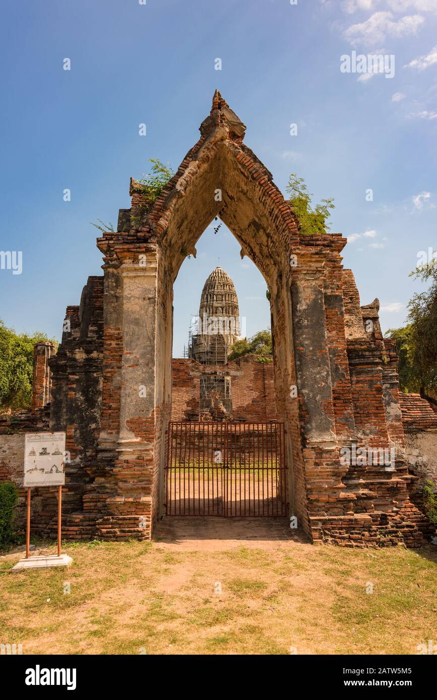 Les ruines antiques du temple Wat Ratchaburana avec de vieilles portes en briques rouges et des prang sur le fond. Repère international, parcours Banque D'Images