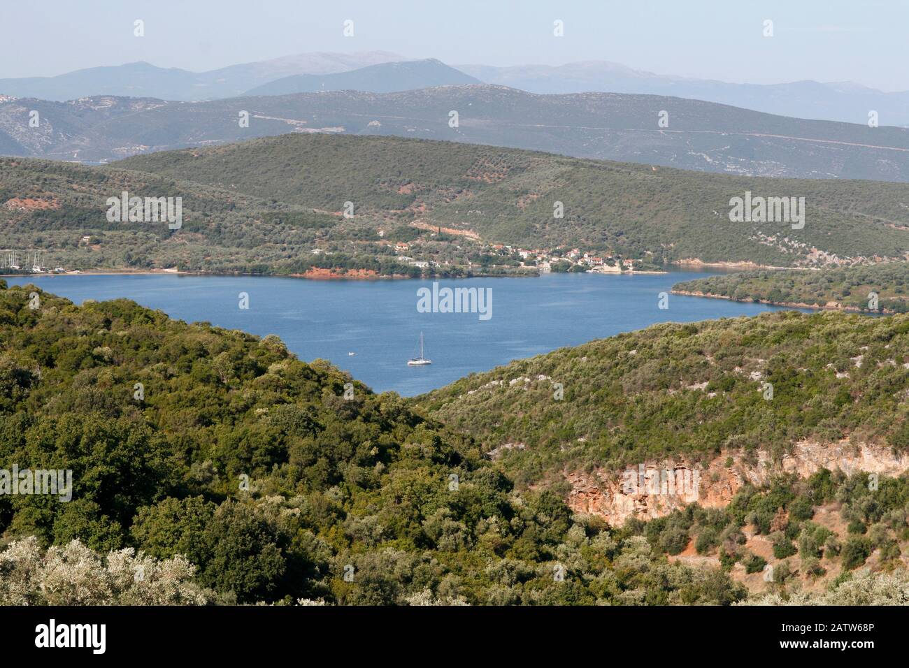 Baie De Valtoudi, Montagne De Tiseo Et Île D'Alatas, Près De Milina, Pélion Du Sud, Thessalonique, Grèce Banque D'Images