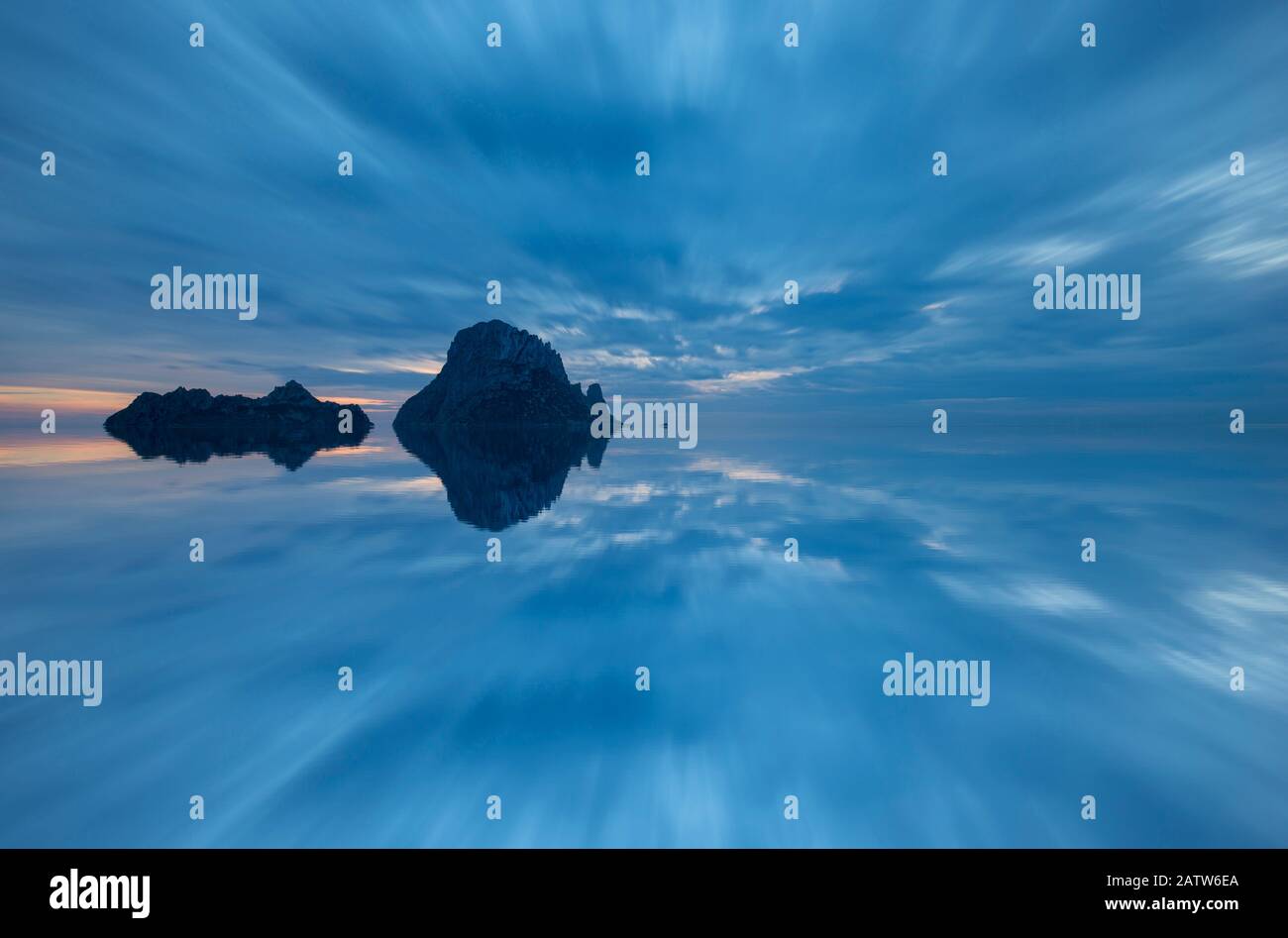 L'île d'es vedra au coucher du soleil de Cala Dhory, Ibiza, Espagne Banque D'Images