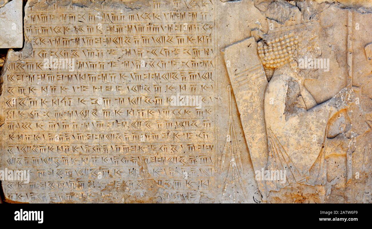Bas soulagement et inscription d'Artaxerxès I, à son palais, déclarant la foi à Ahura Mazda. Banque D'Images
