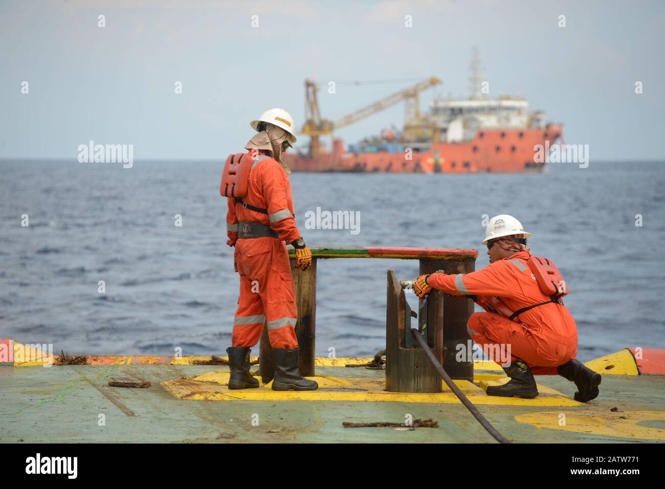 équipage marin effectuant des opérations de manutention d'ancre en mer pour un bateau de travail à ancre à quatre points en mer Banque D'Images