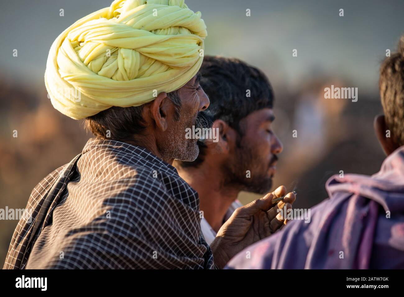 Pushkar, Rajashtan /Inde - 07/11/2019. Un vieil homme indien Qui Porte du tabac à turban jaune dans La Foule Banque D'Images