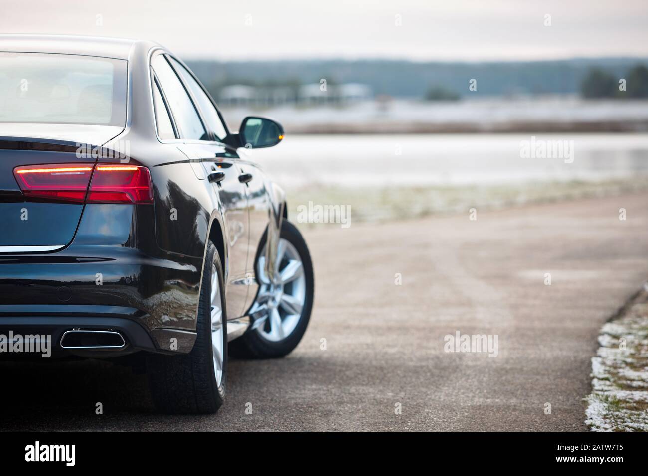 Grodno, BIÉLORUSSIE - DÉCEMBRE 2019: Audi   4 G, C7 2.0 TDI 190 Ch 2016 face arrière tournée à l'extérieur sur la route d'hiver pendant le testdrive avec la forêt en arrière-plan. Banque D'Images