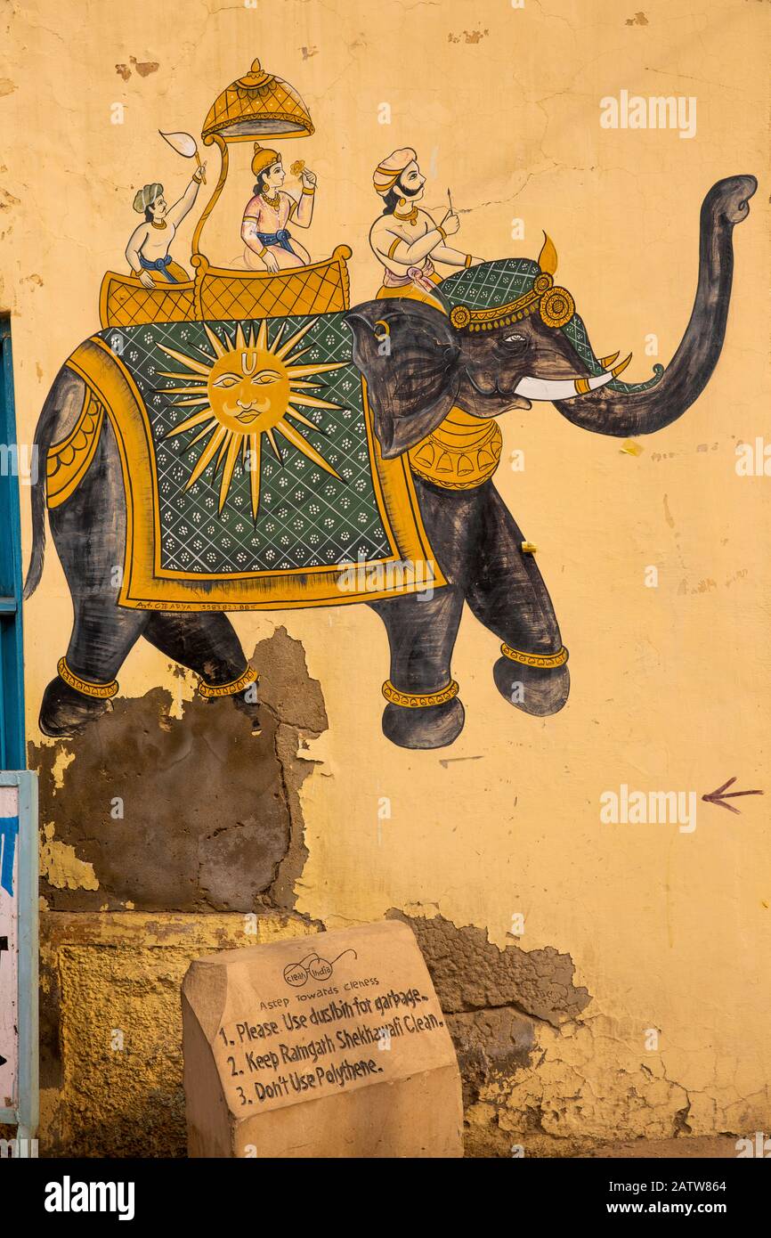 Inde, Rajasthan, Shekhawati, Ramgarh, mur de haveli décoré avec peinture d'éléphant au-dessus du signe de pierre de l'Inde propre Banque D'Images