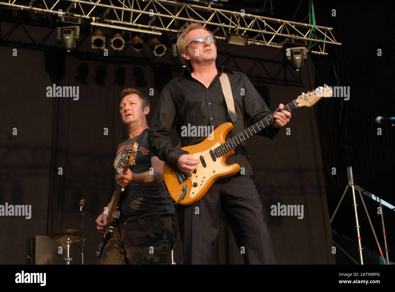 Dave Allen et Andy Gill de Gang of Four se sont produire sur scène lors du festival Azkena Rock à Mendizabala le 1er septembre 2006 à Vitoria-Gasteiz, en Espagne. Banque D'Images