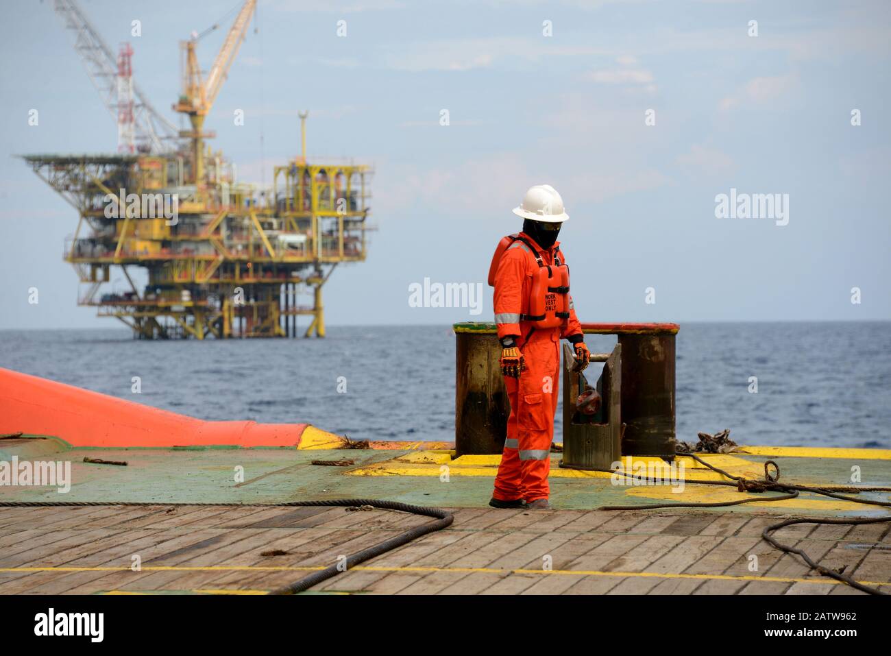 équipage marin effectuant des opérations de manutention d'ancre en mer pour un bateau de travail à ancre à quatre points en mer Banque D'Images