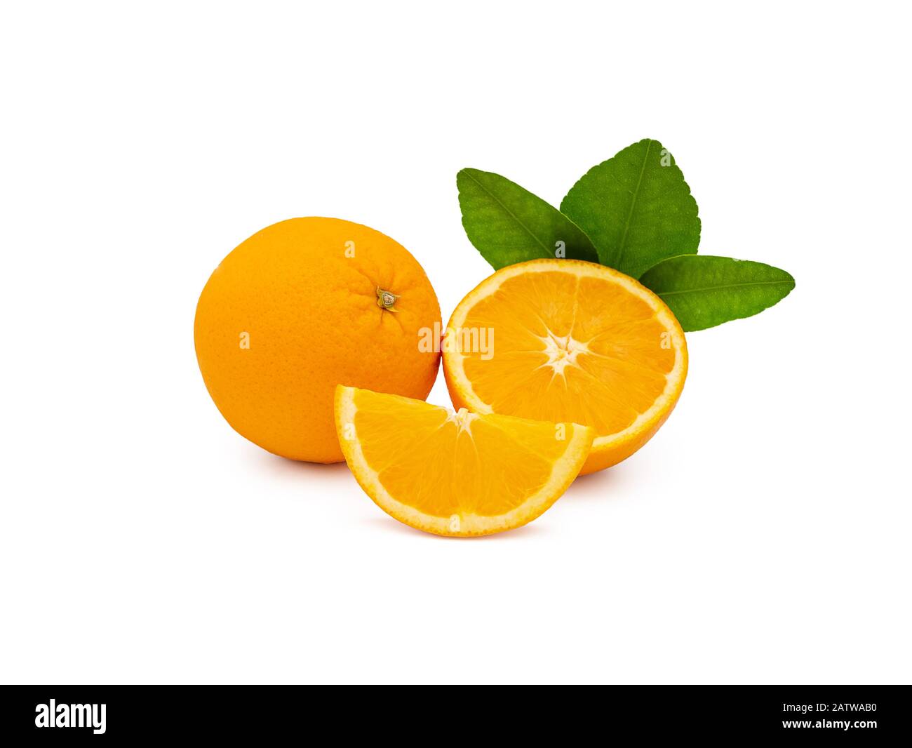 Un groupe de fruits d'orange avec des feuilles vertes, isolé sur fond blanc avec clipping path. fruit de l'écran du produit ou un montage, Studio shot Banque D'Images