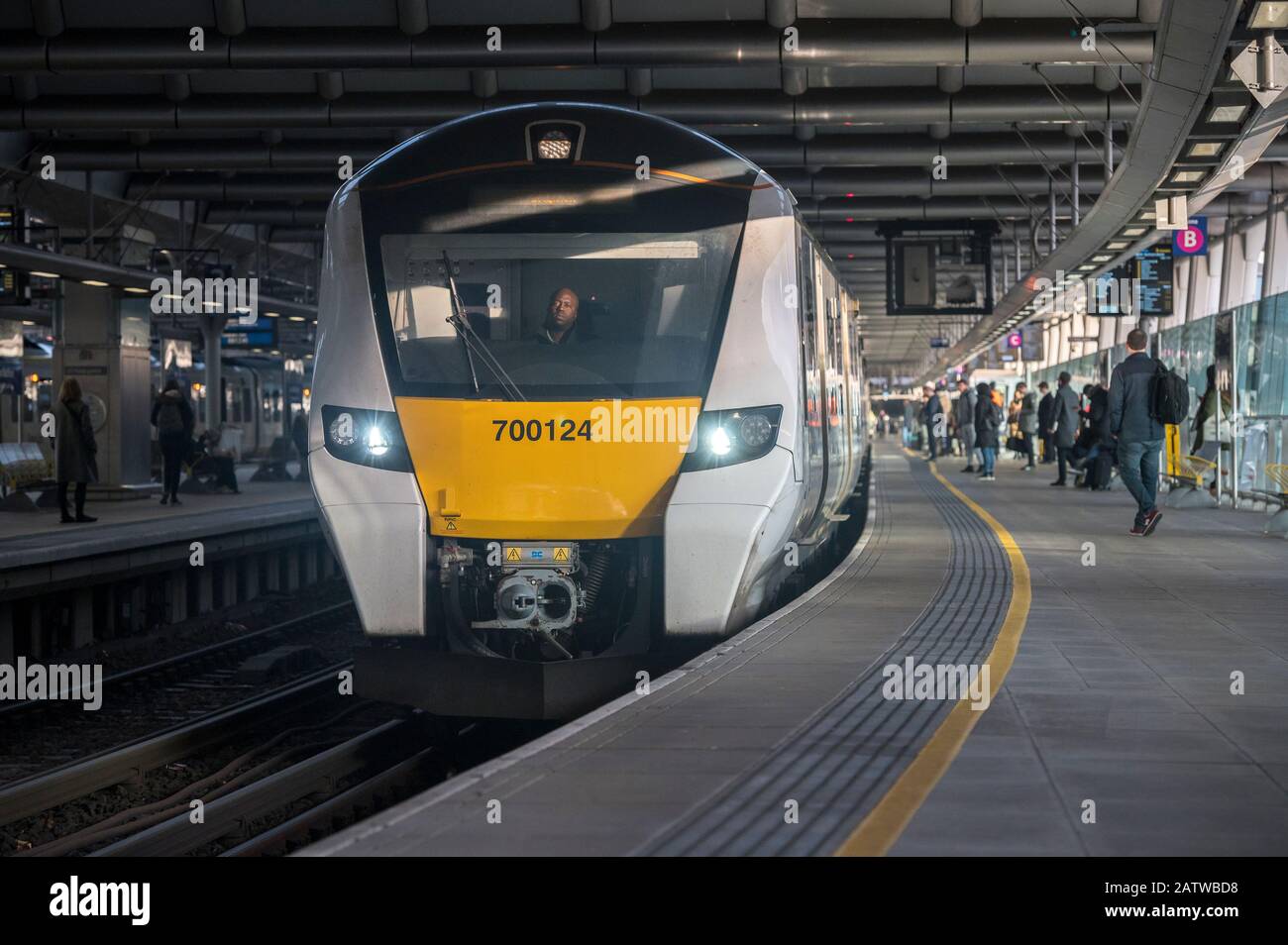 Un train Thameslink de classe 700 attendant à une plate-forme à la gare londonienne Blackfriars, Londres, Angleterre. Banque D'Images