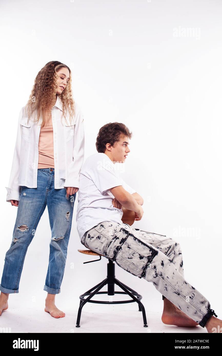 un jeune couple qui pose sur fond blanc isolé, lutte, argumenter, concept de personnes mécontentes Banque D'Images