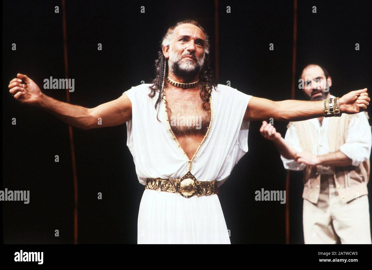 Ben Kingsley (Othello), David Suchet (Iago) à OTHELLO par Shakespeare dirigé par Terry Hands pour la Royal Shakespeare Company (RSC) au Royal Shakespeare Theatre, Stratford-upon-Avon, Angleterre en 1985. Terry Hands, directeur du théâtre et de l'opéra anglais, 1941 à 2020. Cofondateur du théâtre Liverpool Everyman en 1966, directeur co-artistique (avec Trevor Nunn) du RSC de 1978 à 1986, puis directeur artistique unique jusqu'en 1991. Directeur artistique de Clywd Theatr Cymru de 1997 à 2015. Banque D'Images