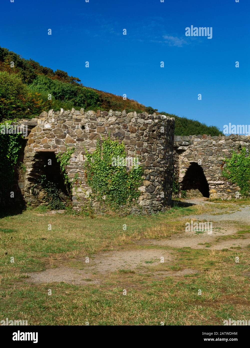 Voir W d'une paire de limousines postmédiévales en pierre du côté W du ruisseau Porthclais au port de Porth Clais, Pembrokeshire, Pays de Galles, Royaume-Uni. Banque D'Images