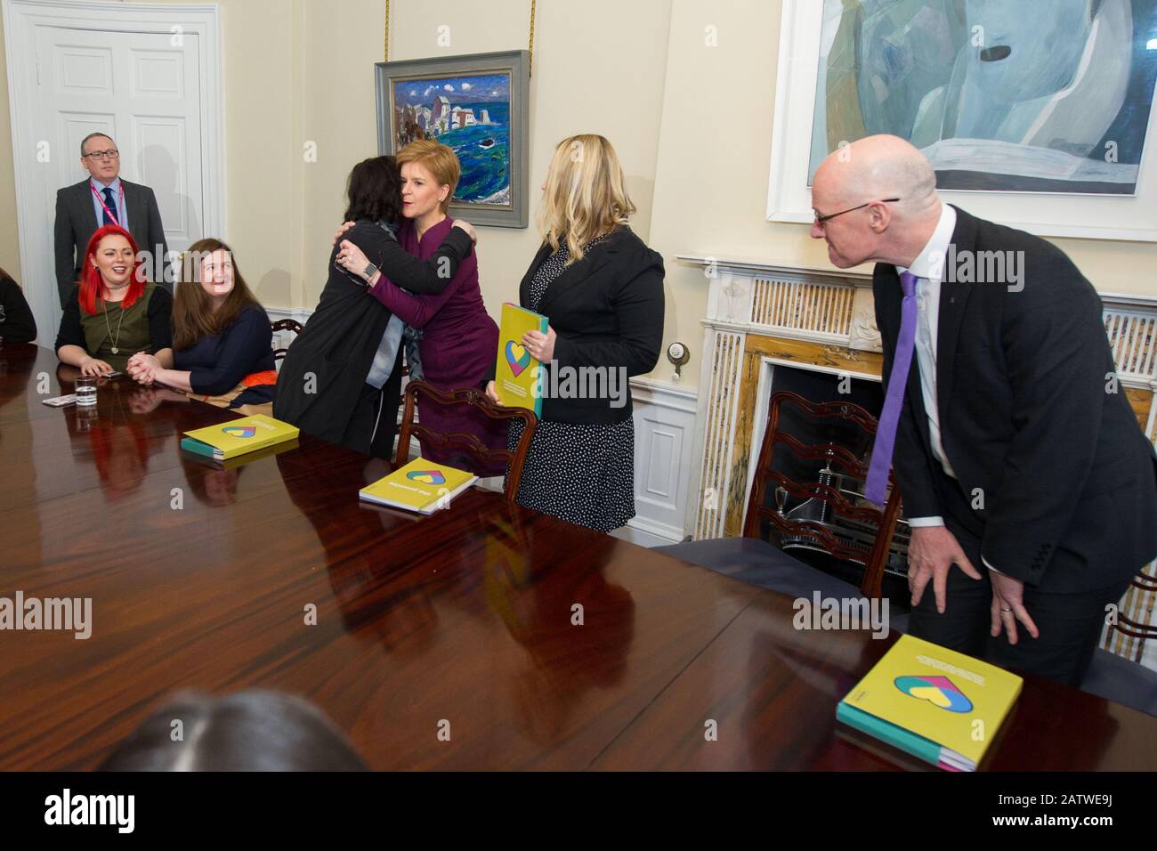 Édimbourg, Royaume-Uni. 5 février 2020. Photo : (L-R) Fiona Duncan - Présidente du Groupe; Nicola Sturgeon MSP - Premier ministre de l'Écosse et chef du Parti national écossais (SNP); Laura Beveridge - examen des soins indépendants; John Swinney MSP - Vice-premier ministre de l'Écosse. Nicola Sturgeon - le premier ministre de l'Écosse reçoit une copie du rapport d'examen des soins indépendants de Laura Beveridge et CARE jeunes expérimentés crédit: Colin Fisher/Alay Live News Banque D'Images