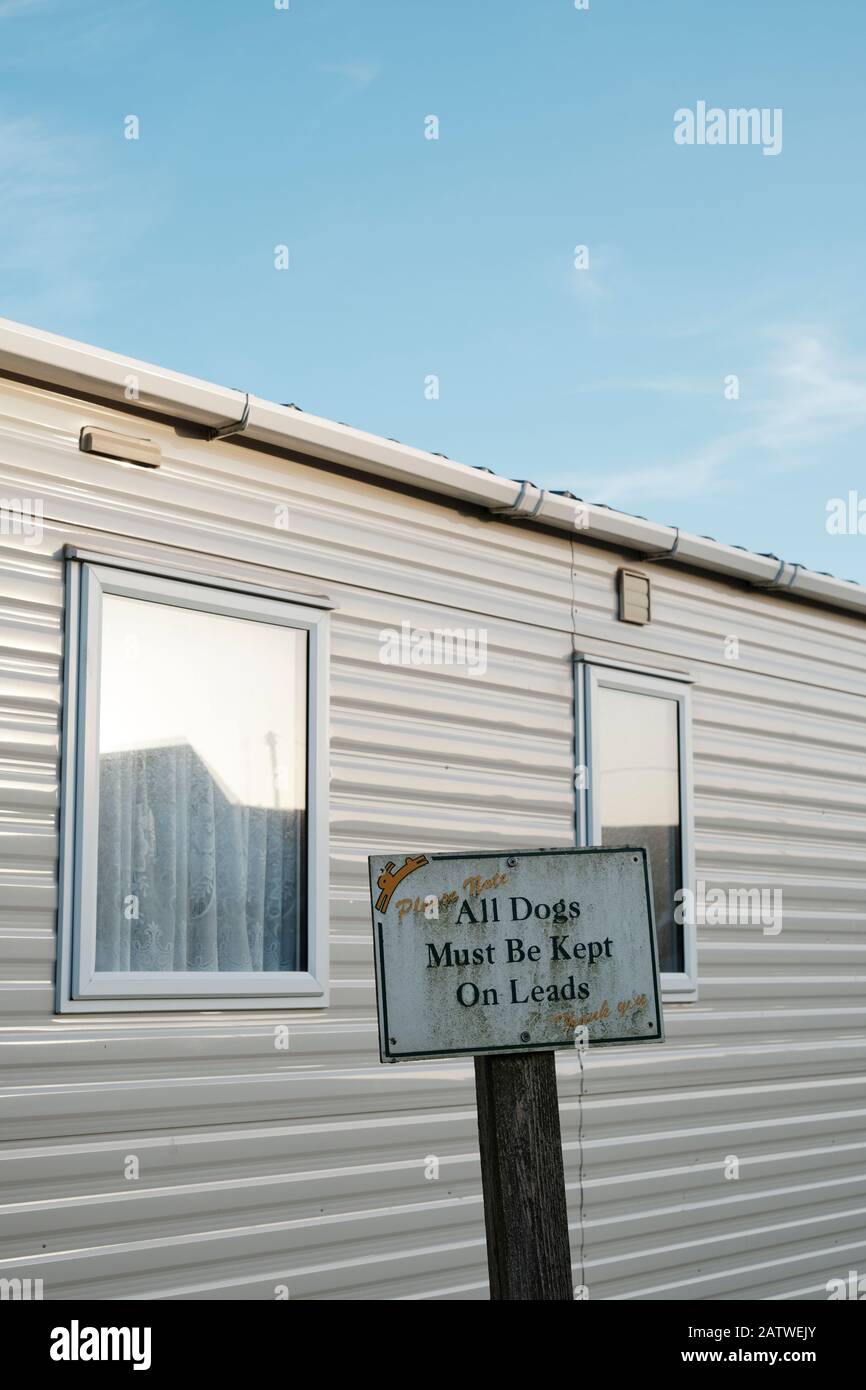 Tous les chiens doivent être maintenus sur le panneau d'avertissement de dérivations dans un garage rouleur statique en Angleterre Royaume-Uni - règles de garage rouleur Banque D'Images