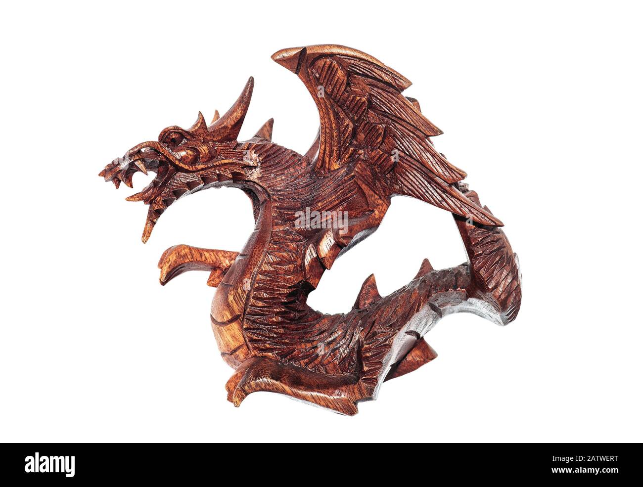 Jouets en bois souvenir figurine Dragon isolée sur fond blanc. Bois chinois traditionnel Draco figure décorative Banque D'Images