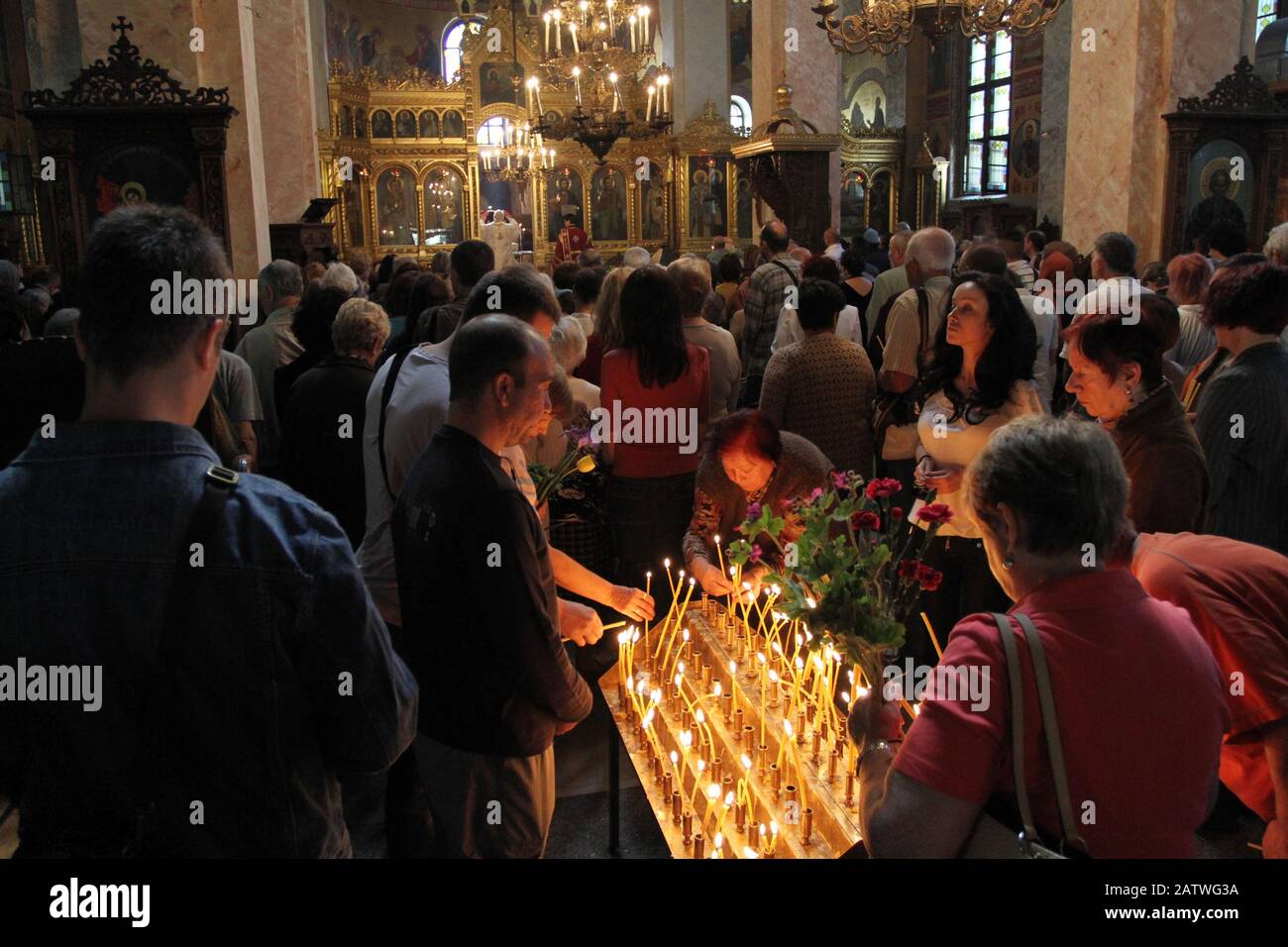 Les gens éclairant les bougies dans l'église Saint George pendant de grandes vacances à Sofia, Bulgarie le 6 mai 2012. Banque D'Images