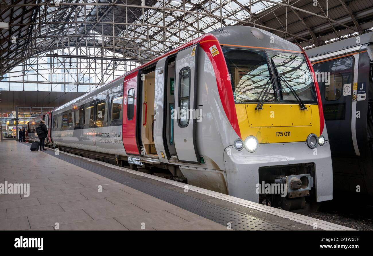 Train de passagers classe 175 en transport Pour le Pays de Galles en attente dans une gare au Royaume-Uni. Banque D'Images