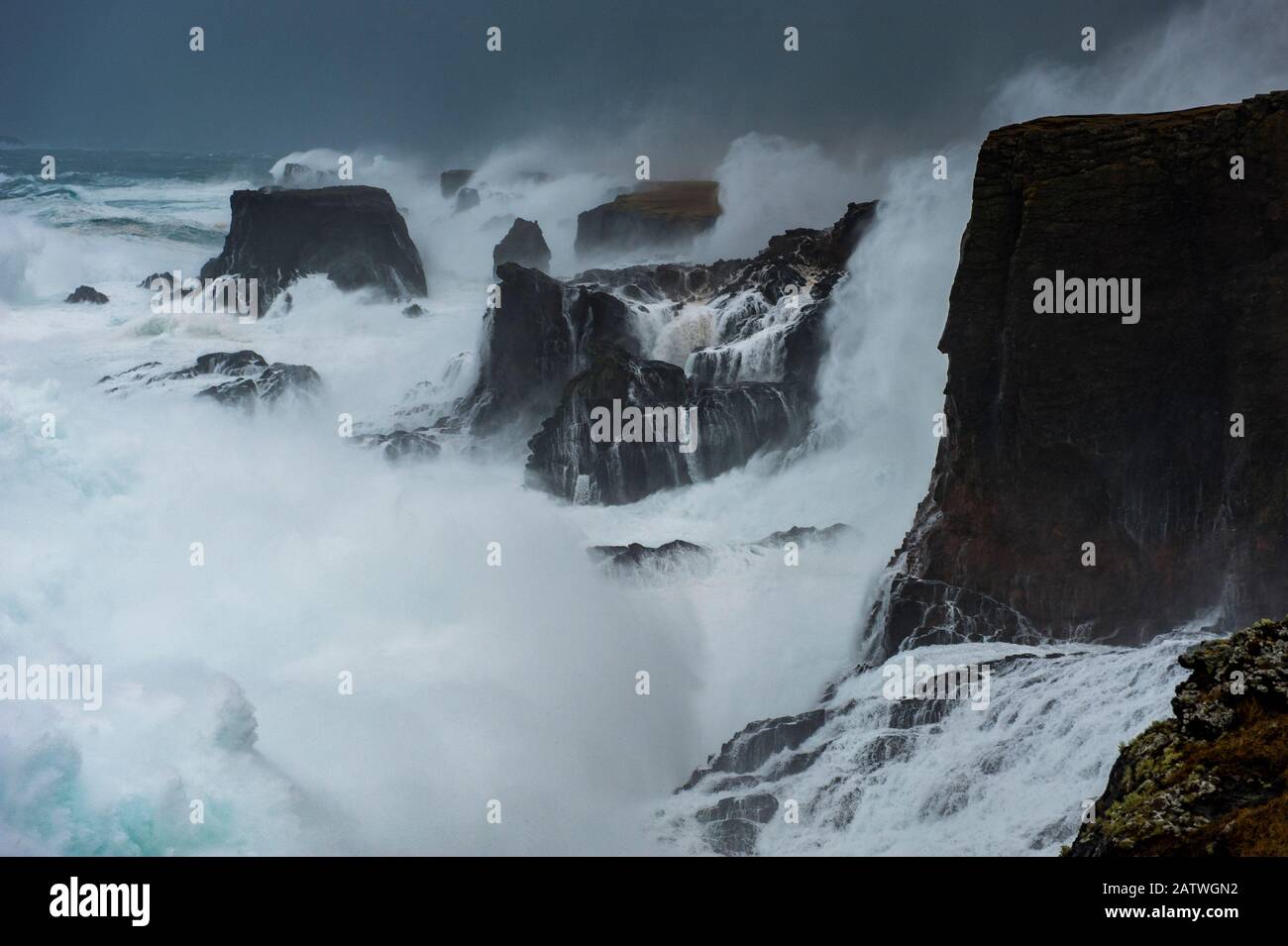 Une grande tempête frappe les falaises, avec des vagues qui se brisent sur le sommet, Shetland, Écosse, Royaume-Uni, juillet. Banque D'Images
