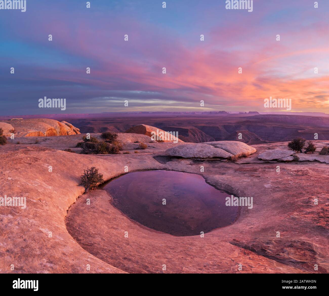 Trou de pot sculpté par érosion avec reflet des nuages au coucher du soleil, Muley point, Cedar Mesa, Bears Ears National Monument, Utah, États-Unis, octobre 2018. Banque D'Images