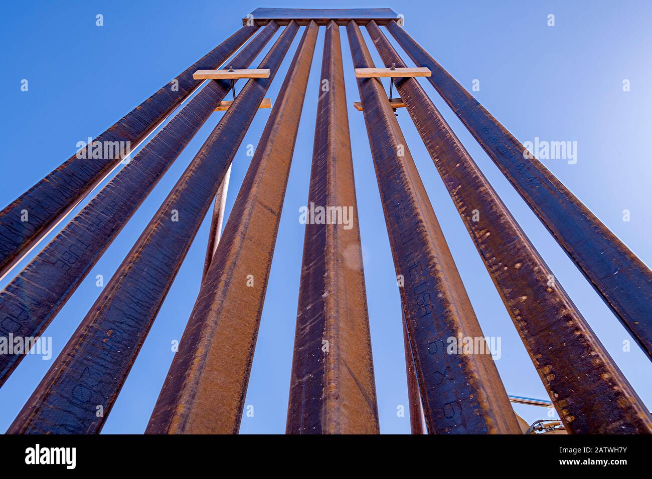 La frontière mexicaine/américaine en Arizona, où les nouvelles sections plus grandes du mur frontalier poussé par le président Trump sont érigées dans le monument national des Tuyaux d'organes respectueux de l'environnement. Arizona, États-Unis. Août 2019. Banque D'Images