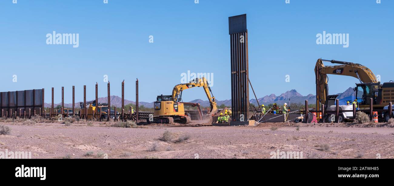 La frontière mexicaine/américaine en Arizona, où les nouvelles sections plus grandes du mur frontalier poussé par le président Trump sont érigées dans le monument national des Tuyaux d'organes respectueux de l'environnement. Arizona, États-Unis. Août 2019. Banque D'Images
