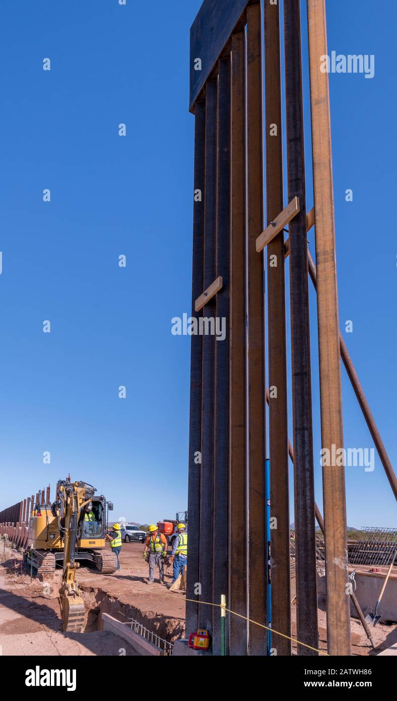 La frontière mexicaine/américaine en Arizona, où les nouvelles sections plus grandes du mur frontalier poussé par le président Trump sont érigées dans le monument national des Tuyaux d'organes respectueux de l'environnement. Arizona, États-Unis. Août 2019. Banque D'Images