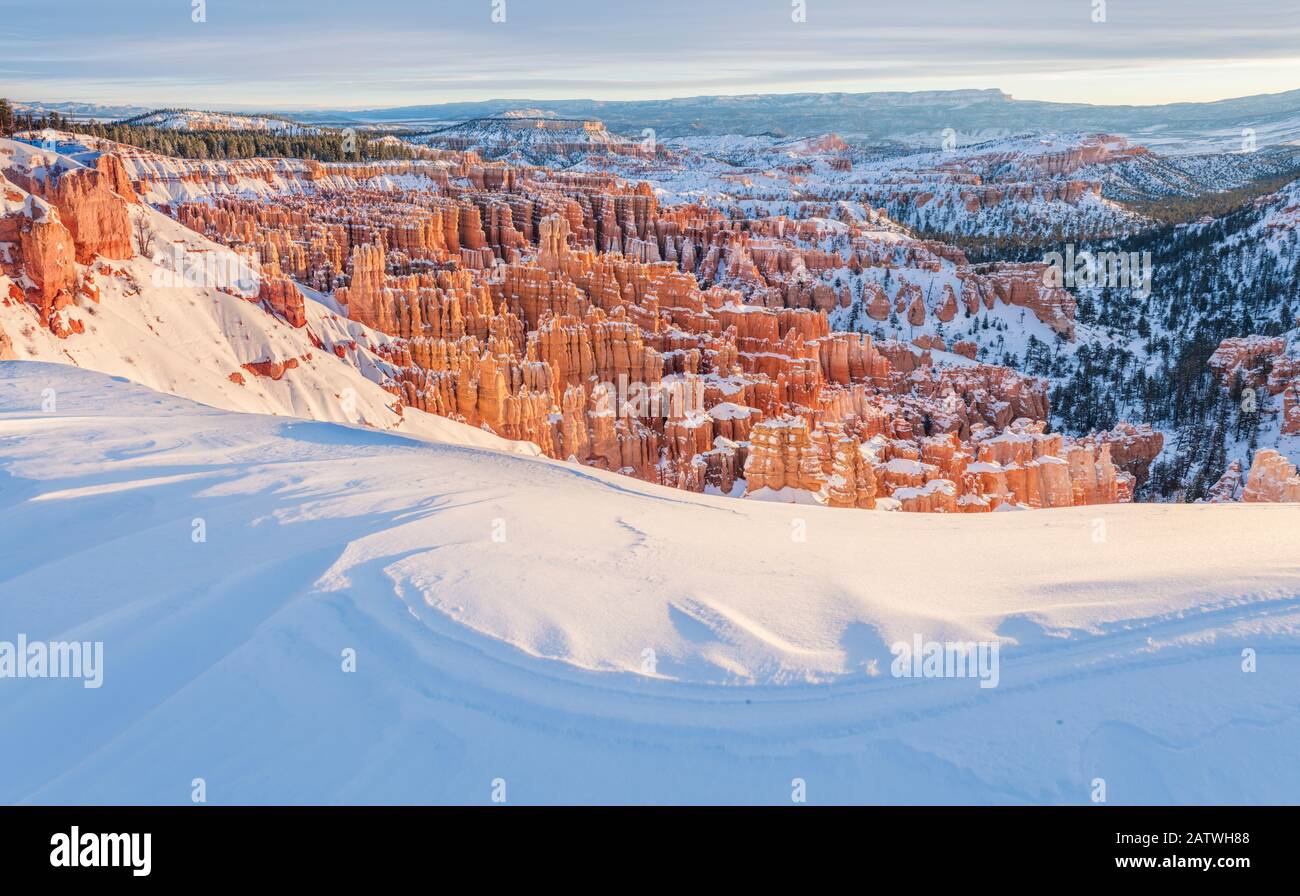 Point d'inspiration couvert de neige, parc national de Bryce Canyon, États-Unis, janvier. Banque D'Images